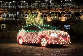 “Листочок” став деревом: Nissan Leaf перетворили на різдвяну ялинку