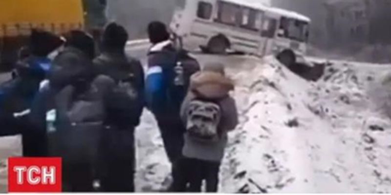 На Житомирщине школьный автобус попал в кювет