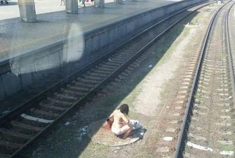У Дніпрі жінка милася на залізничних коліях з пожежного гідранта