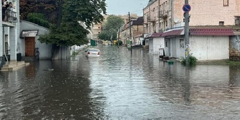 Затопленные дворы и дома: в Киеве Софиевская Борщаговка идет под воду. Видео