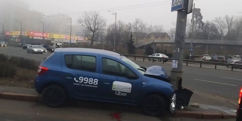 В Киеве такси Uber влетело в столб, есть пострадавшие