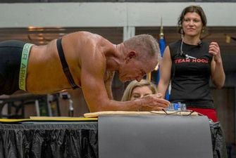 В США 62-летний спортсмен побил мировой рекорд по длительности стояния в планке