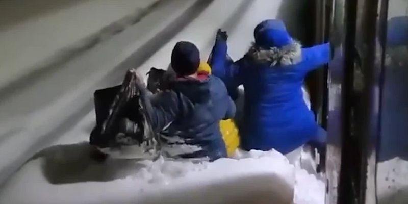 В России пассажирам электрички пришлось высаживаться прыжками в сугроб