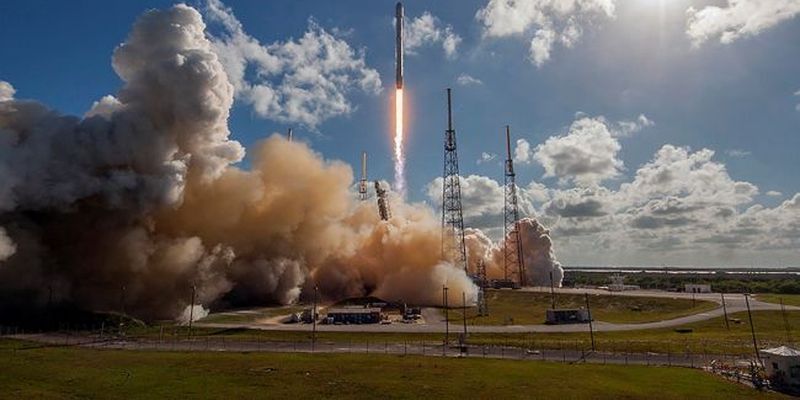 SpaceX успешно запустила ракету с рекордным количеством спутников