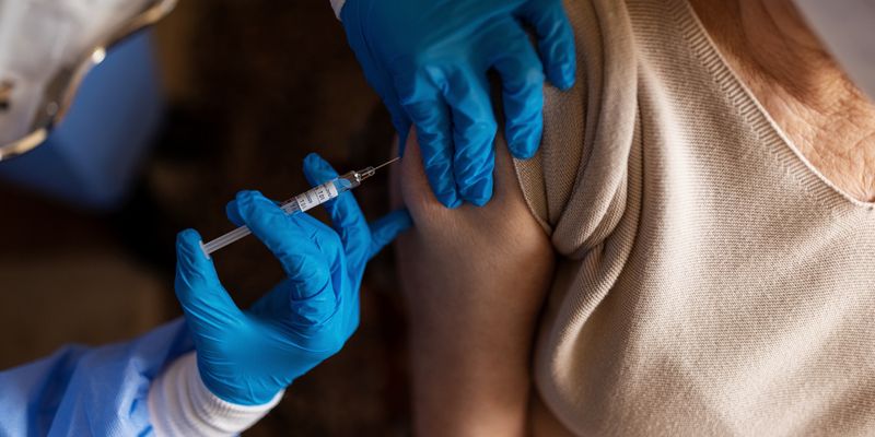 Нужно ли делать дополнительную прививку против COVID-19: кому рекомендуют бустер