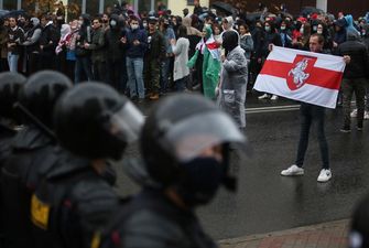 У Білорусі люди збираються на протестний "Марш сусідів", силовики застосовують газ і світлошумові гранати