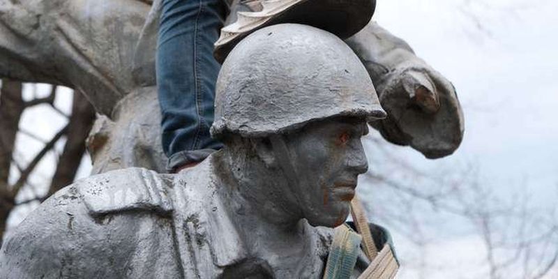 Опублікували фото демонтажу радянських пам’ятників у Чернівцях