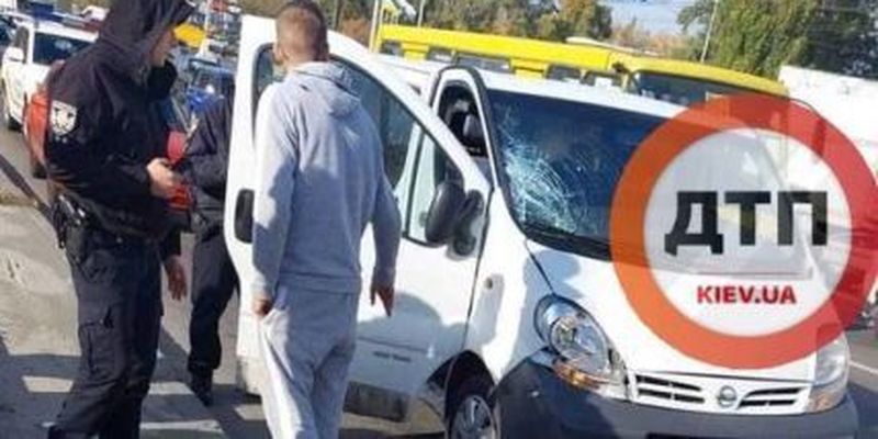 Объезжал затор и сбил копа: в Киеве микроавтобус наехал на патрульного, его госпитализировали
