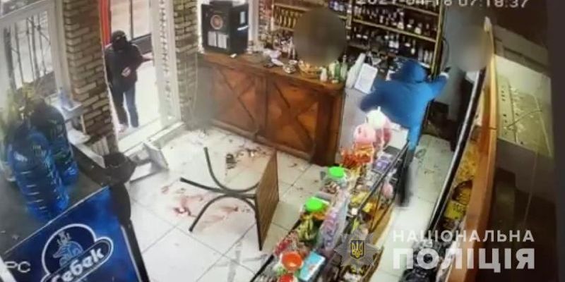 Били битами и стреляли: выяснилась причина зверского нападения на мужчину в магазине на Харьковщине