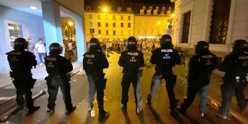 Немецкая полиция разогнала несколько массовых вечеринок - гуляки отбивались пиротехникой