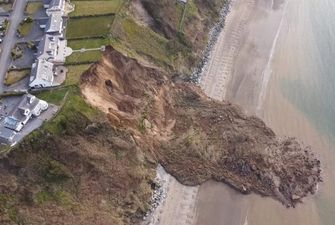 "Это было пугающе": на побережье Великобритании сошел гигантский оползень