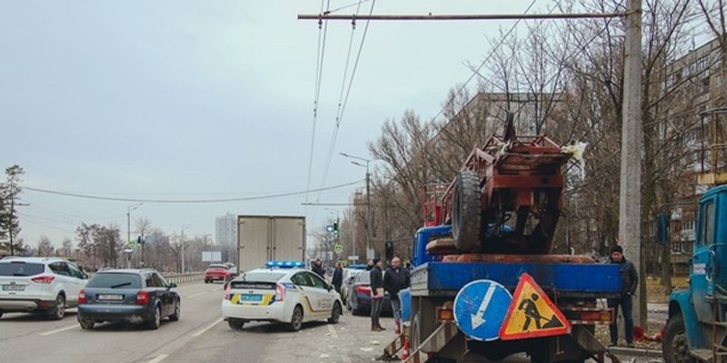 В Днепре грузовик протаранил автовышку с рабочими: видео момента