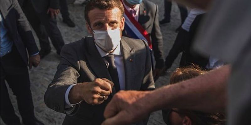 Президент Франции Эммануэль Макрон получил мощную пощечину от мужчины на улице
