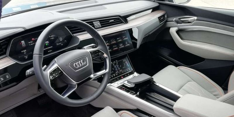 Автомобиль года в Украине 2020: премиальный электромобиль Audi e-tron