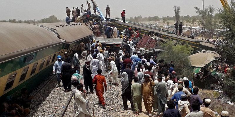 Столкновение поездов в Пакистане: Кулеба сделал заявление