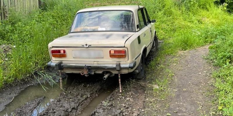 На Харьковщине пьяный угнал авто и застрял в грязи
