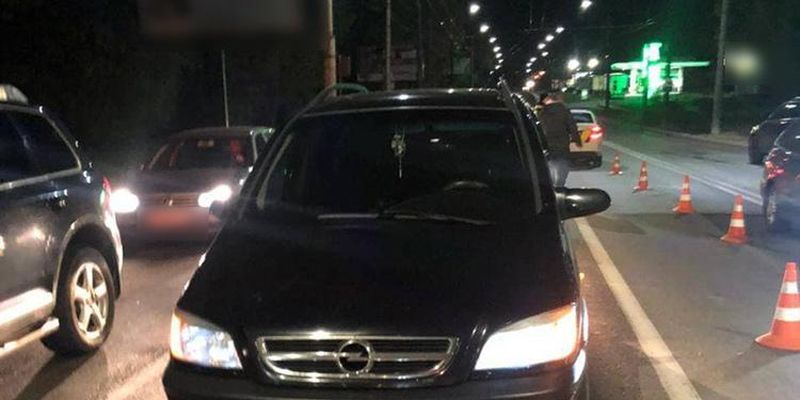 В Тернополе пьяная с "букетом" штрафов устроила ДТП, обматерила копов и разбила окно патрульной машины: фото