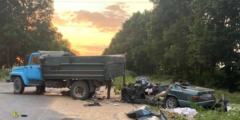 Снесло крышу: в Винницкой области в жутком ДТП погибли отец и сын