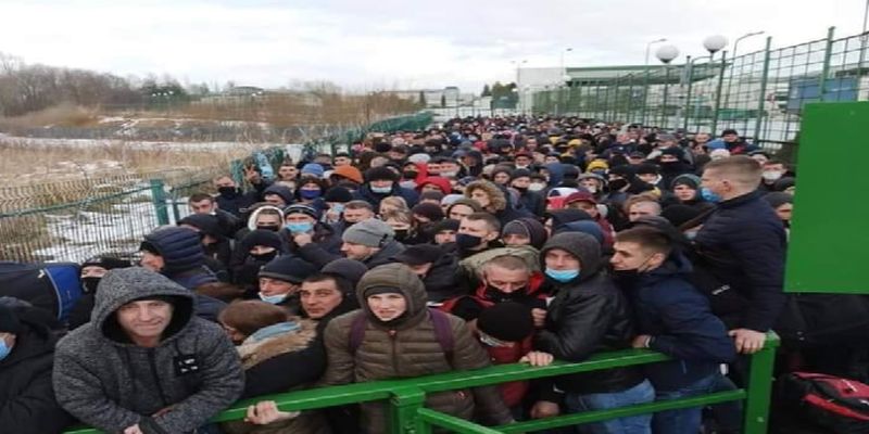 На кордоні з Польщею сотні людей чекають у черзі без масок