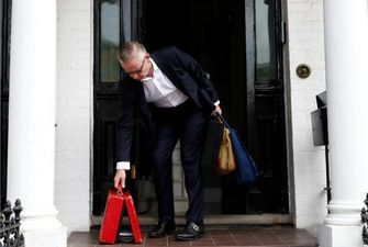 У британського міністра ледь не випали документи із "червоної валізки"