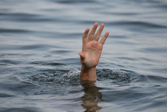 Оступилась и упала в воду: под Днепром в канале утонула 7-летняя девочка