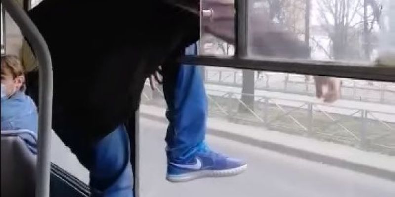 "Вдарив ногою у спину": у Черкасах чоловік побив кондукторку і втік через вікно тролейбуса