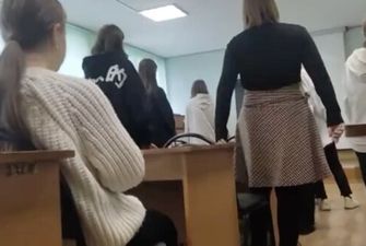 "Слава Украине": в Крыму школьница демонстративно отказалась петь российский гимн, на нее пожаловались