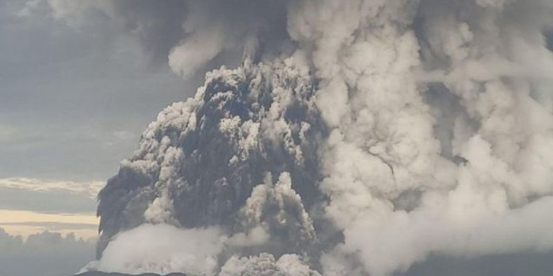 В Тихом океане произошло извержение вулкана – пылью накрыло территорию на тысячи километров