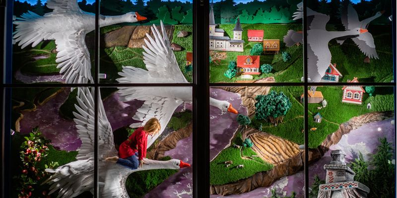 Сказки за стеклом: как выглядят обновленные витрины Центрального детского магазина