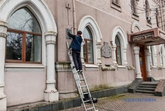 На памятниках архитектуры в Запорожье устанавливают охранные доски