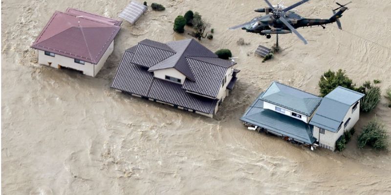 Тайфун у Японії: Жінка випала з вертольота під час евакуації
