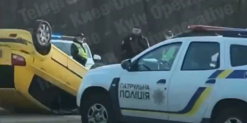 ДТП у Києві: Hyundai від удару перевернуло на дах 