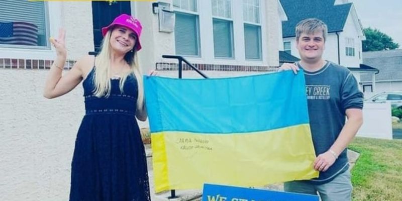 Супруги из Америки приобрели на аукционе украинский флаг с подписью победителей Евровидения