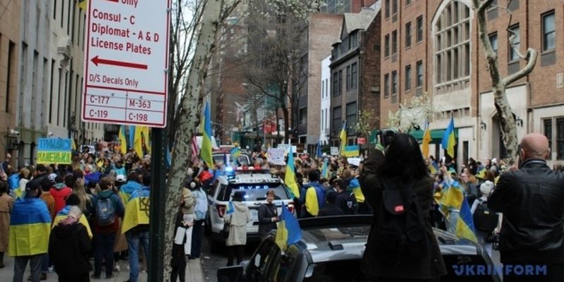 В Нью-Йорке тысячи людей протестовали против военных преступлений кремля