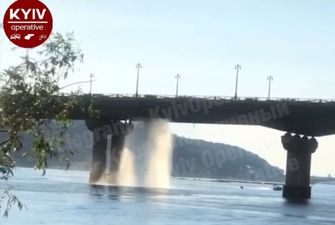 В Киеве на мосту образовался водопад. Видео