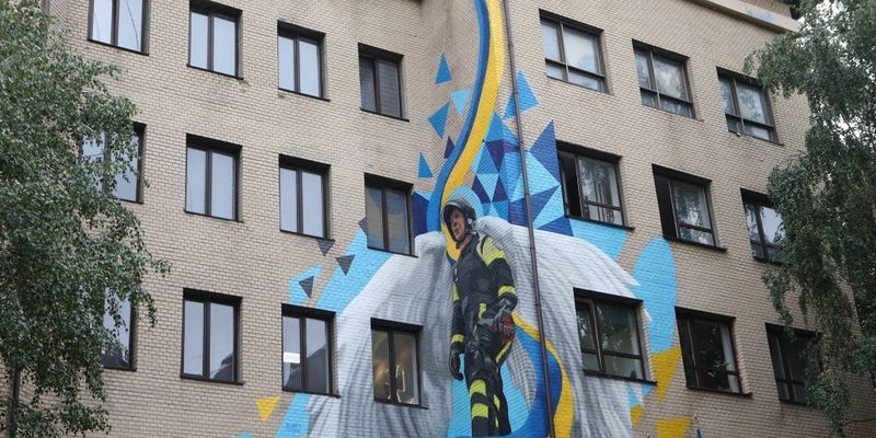 В Киеве презентовали мурал о спасателях «Герои без оружия»
