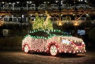 Из Nissan Leaf сделали "рождественскую елку"