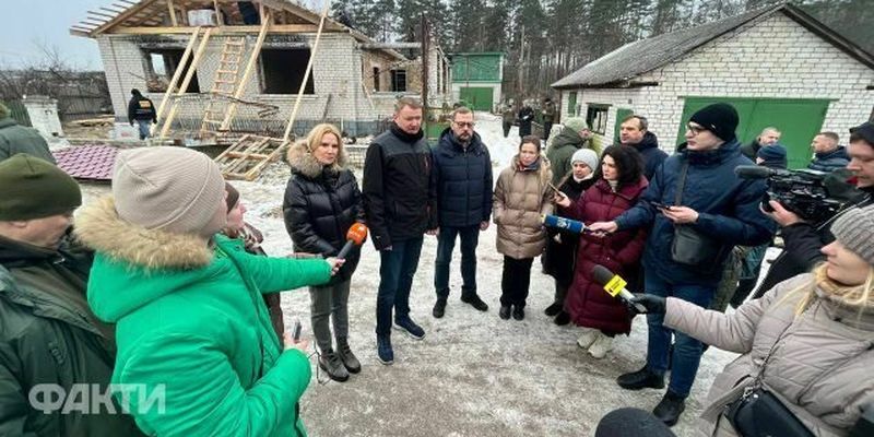 Увидели подвал, где держали все село: на Черниговщину приехала делегация из Латвии