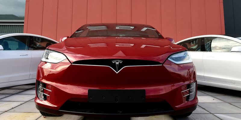 “Чорні скриньки” електромобілів Tesla довели, що компанія не причетна до самовільних прискорень автівок