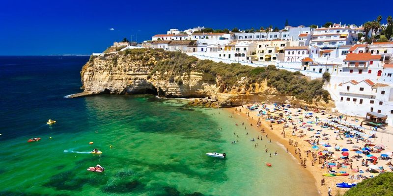 Одразу кілька популярних міст Португалії ввели нові податки для туристів