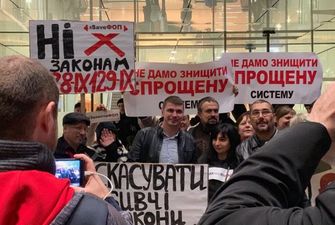 В Киеве, возле места заседания "Слуги народа", протестуют "ФОПы"