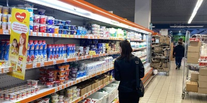 Дешевше корову прогодувати: українські магазини оновили ціни на молоко, кефір і сметану