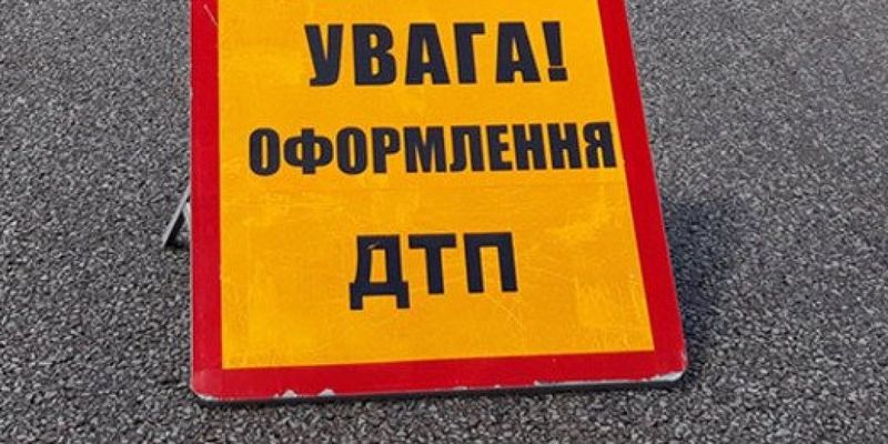 Серьезное ДТП с жертвами в Киеве: на проспекте перевернулась легковушка