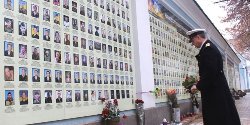 Представитель посольства Великобритании почтил память "киборгов"