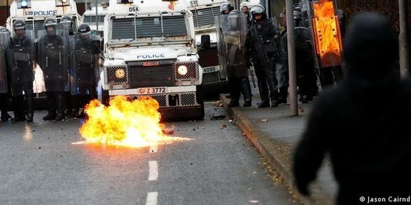 Беспорядки в Белфасте: протестующие забросали полицейских камнями и бутылками с зажигательной смесью