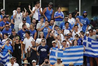 Скандал в Австралии. Группу греческих болельщиков выгнали с Australian Open