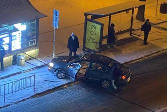 У Львові автомобіль зніс огорожу і втік з місця ДТП