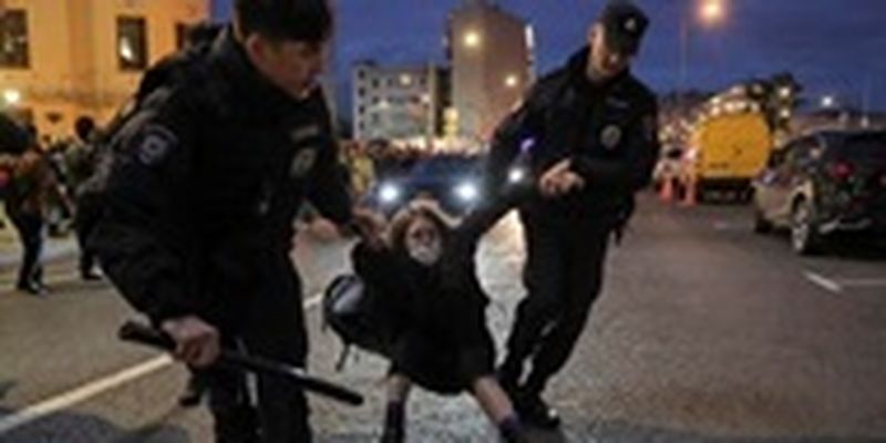 И женщина с коляской: в РФ на протестах задержали 1300 человек