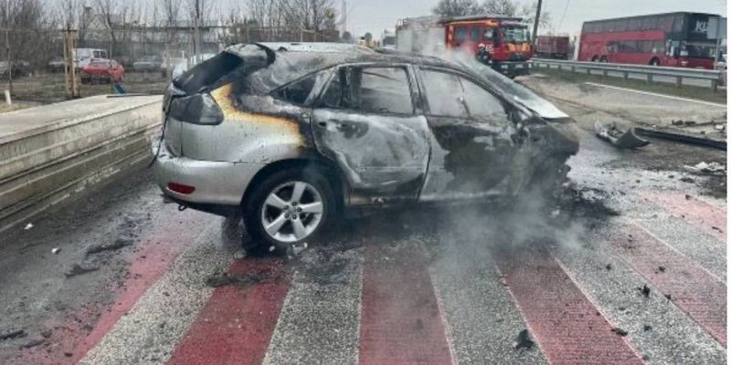 Водій Lexus збив поліцейського та влетів у бетонний блок: відео з місця ДТП