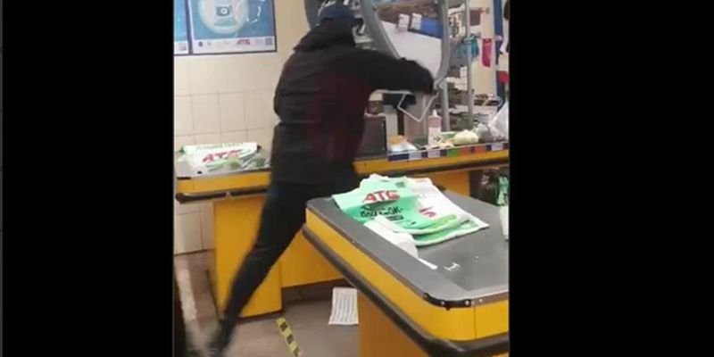 В Мариуполе мужчина разгромил магазин топором. 18+
